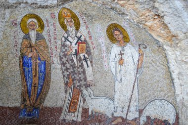 Ostrog Manastırı üst kilise mozaikli binaların. Nikšić, Karadağ.