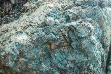 Büyük taş yeşildir. Taş yapısı.