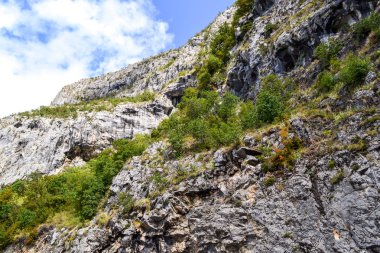 Dağ manzarası. Taş taş ve gökyüzü. Karadağ