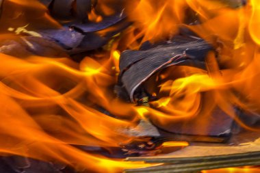 Arka plan ateş, kömürler, alevler ve kül büküm unsurları