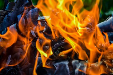 Arka plan ateş, kömürler, alevler ve kül büküm unsurları