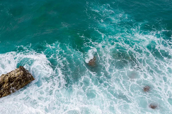 Büyük Dalgalar Kıyıya Kırma Dalgalar Beyaz Köpük Kıyı Taşlar Yukarıdan — Stok fotoğraf