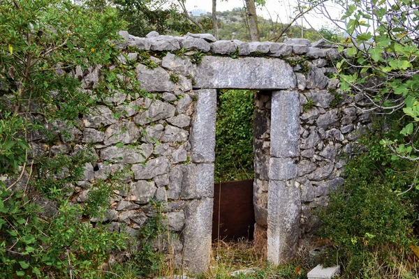 Ancient Stone Wall Ruined House Door Grass Old House Ruins — Stock Photo, Image