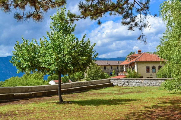 Beau Paysage Village Montagne Une Maison Avec Toit Carrelé Arbre — Photo