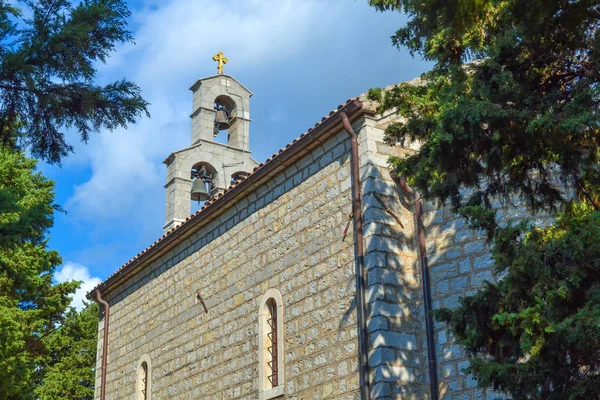 Küçük Tapınak Gökyüzüne Karşı Karadağ Ortodoks Kilisesi — Stok fotoğraf