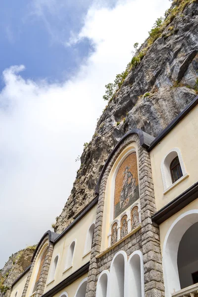 オストログ修道院上教会のモザイクの建物 Niksic モンテネグロ — ストック写真