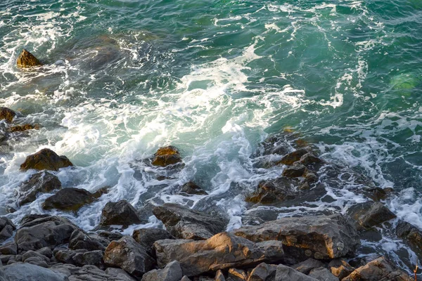 Dalgalar Deniz Kıyı Taşlar Deniz Köpüğü Yukarıdan Görüntüleyin Karadağ — Stok fotoğraf