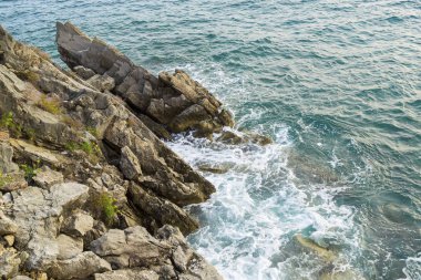 Deniz ve dalgalar büyük taşlar. Güneşli bir günde. Yukarıdan görüntüleyin. Karadağ. Budva Riviera