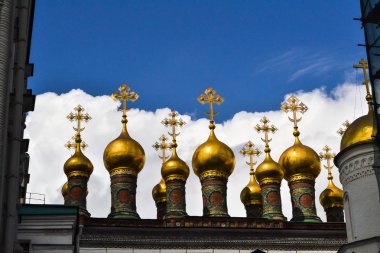 Altın Ortodoks haçlar ve Kremlin, Moskova mavi gökyüzü ile (Verkhospasskiy Sobor) doğuş Kilisesi'nin kubbe