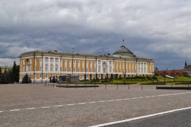 Bir görünümü Moskova Kremlin içinde. Senato Sarayı. Kremlin Duvarı. Putin'in'ların evi. Ve thunderclouds.
