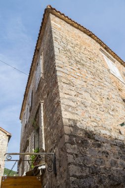 Eski bir taş ev köşesinde. Yüksek aşağıdan görünümü oluşturma. Budva eski şehir. Karadağ