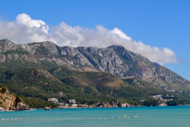 Akdeniz güzel manzara. Dağlar, deniz, liman. Budva. Karadağ