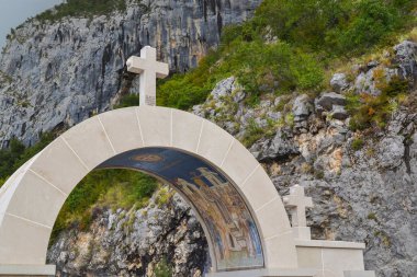 Karadağ - Cetinje Manastırı'na yol açar döşeli bir mesire ağaçta