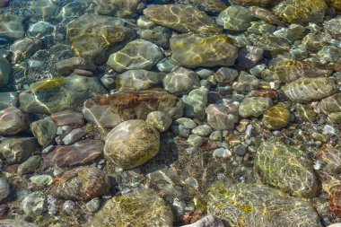 Deniz arka plan. Sessiz Adriyatik Denizi. Mavi temiz su ve büyük taşlar.