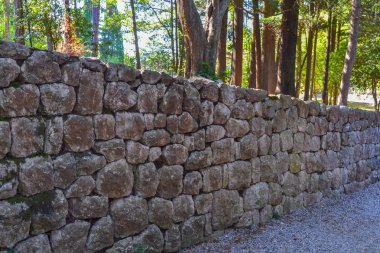 Kaba taşlardan örülmüş bir duvar detay.