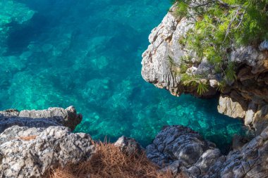 Deniz Manzaralı. Dağ güzel manzara sakin Adriyatik Denizi. Mavi temiz su ve büyük taşlar.