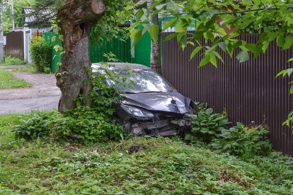 Personenauto Crashte Bij Een Ongeval Struiken Buurt Van Het Hek — Stockfoto