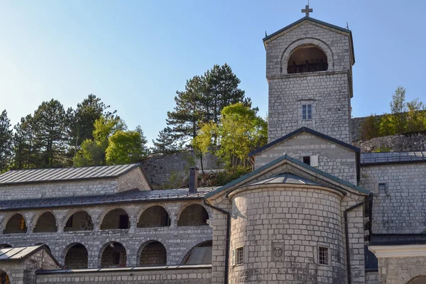 Karadağ Cetinje Manastırı Yol Açar Döşeli Bir Mesire Ağaçta — Stok fotoğraf