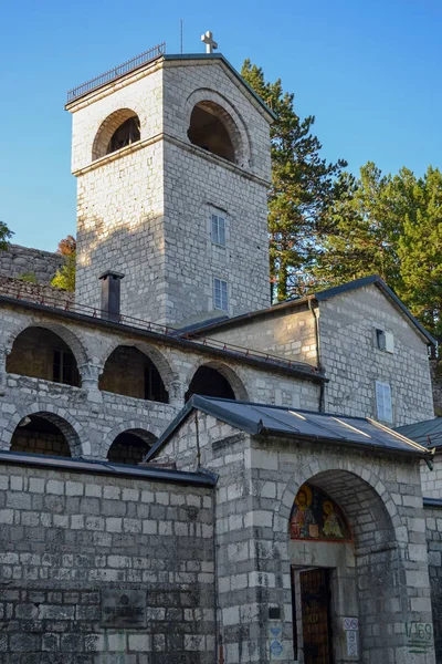 Karadağ Cetinje Manastırı Yol Açar Döşeli Bir Mesire Ağaçta — Stok fotoğraf