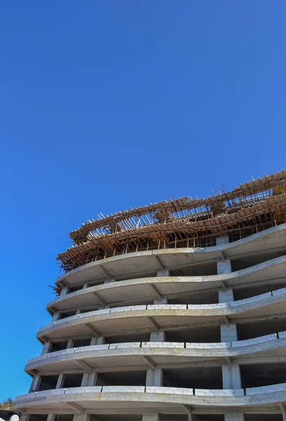 Строительство Большого Отеля Вид Снизу Скелет Лес Фоне Голубого Неба — стоковое фото