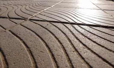 Patikanın bir parçası. Sokak kiremitli taş kaldırım. Tasarım deseni resmi için arka plan.