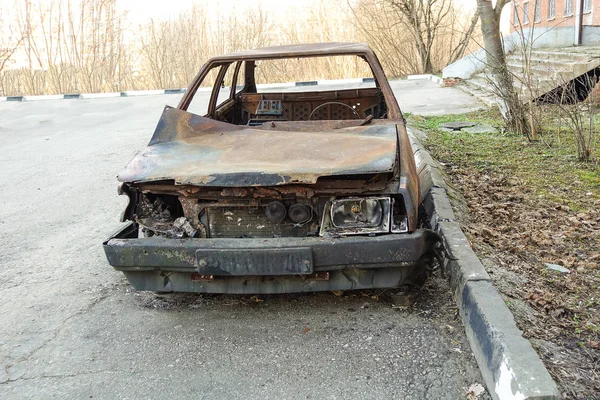 Verlaten verbrand personenauto in de buurt van het appartementencomplex. Rusland. — Stockfoto