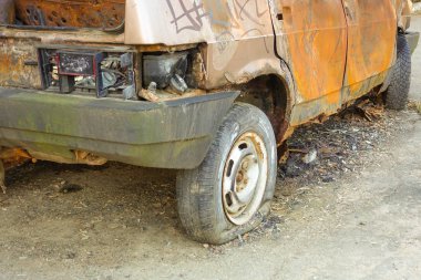 Yanmış, terk edilmiş binek arabası yakın çekim. Rusya.