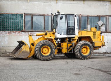 Endüstriyel peyzaj arka planda ağır tekerlekli dozer yükleyici