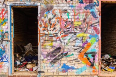 Duvar yazılarıyla boyanmış tuğla binalar yıkıldı. Rus favellası. Moskova bölgesi.