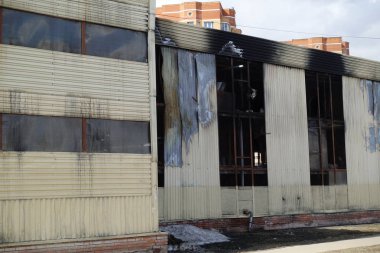 Yangından sonra çok katlı otopark. İçinde yanmış arabalar ile kopya-karanlık pencereler