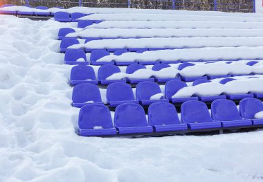 Kışın, Spor Stadyumu tribünde taraftarların - kar tarafından kapalı tribünler boş koltuk sandalye