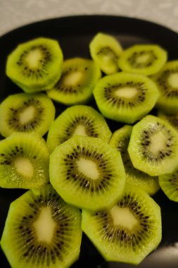 siyah arka plan üzerine taze kivi.