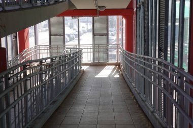 Engelli ler ve sıradan insanlar için rampa. İnsanlar olmadan yol üzerinde üstgeçit