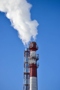 İki boru. Gökyüzüne karşı bir bacadan endüstriyel duman