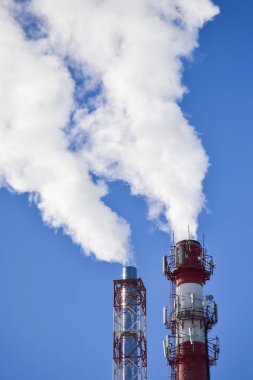 İki boru. Gökyüzüne karşı bir bacadan endüstriyel duman