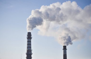 İki boru. Gökyüzüne karşı bir bacadan endüstriyel duman