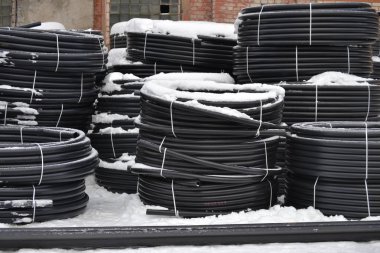 Bitmiş mal deposunda plastik borular karda paketler halinde yığılmış