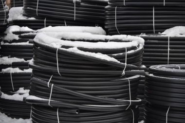 Bitmiş mal deposunda plastik borular karda paketler halinde yığılmış
