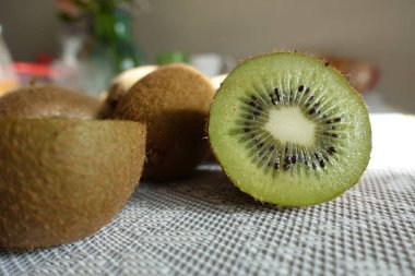 Masada taze kivi. Bütün ve kesme