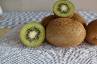 Masada taze kivi. Bütün ve kesme