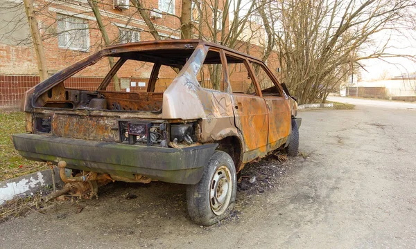 Verlaten verbrand personenauto in de buurt van het appartementencomplex. Rusland. — Stockfoto