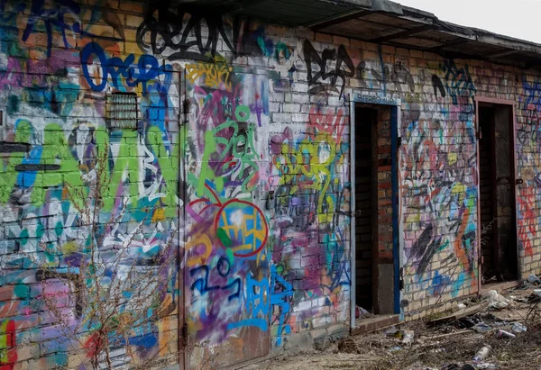 Destroyed brick buildings painted with graffiti. Russian favella. Moscow region. — Stock Photo, Image