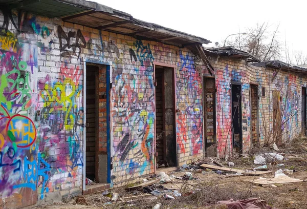 Destroyed brick buildings painted with graffiti. Russian favella. Moscow region. — Stock Photo, Image