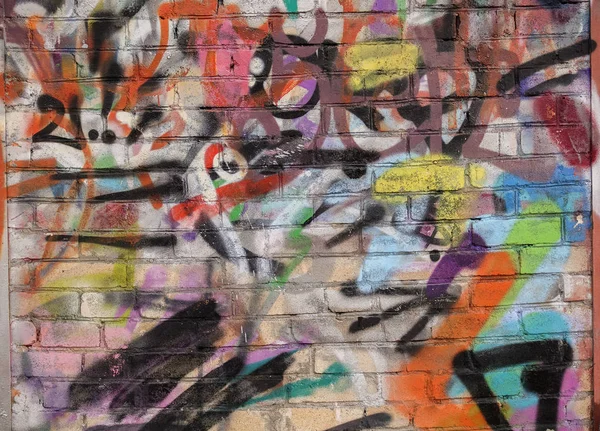 Τέχνη του δρόμου. Αφηρημένο φόντο. Χαοτικά ζωγραφισμένα τοίχους από τούβλα με πολύχρωμο χρώμα — Φωτογραφία Αρχείου