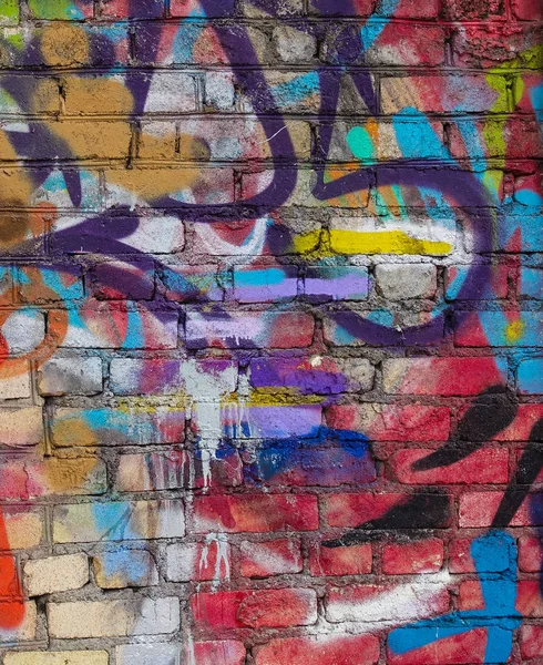 Τέχνη του δρόμου. Αφηρημένο φόντο. Χαοτικά ζωγραφισμένα τοίχους από τούβλα με πολύχρωμο χρώμα — Φωτογραφία Αρχείου