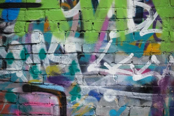 街头艺术。抽象背景。混沌绘制的砖墙与多色油漆 — 图库照片