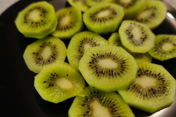 Verse kiwi op zwarte achtergrond. — Stockfoto