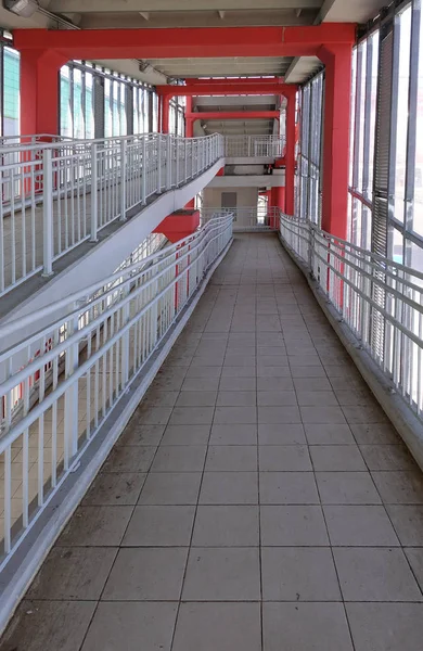 Ramp for people with disabilities and ordinary people. Overpass over the road without people — Stock Photo, Image