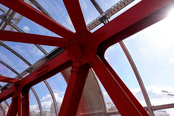 Pasaje aéreo. Vigas de acero atornilladas. Pintado en rojo. Interior . — Foto de Stock