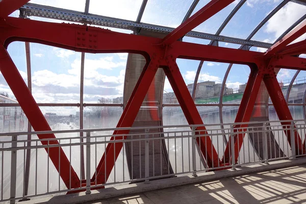 Overhead passage. Bolted steel beams. Painted in red. Interior. — Stock Photo, Image